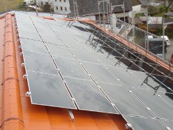 Bild der Solaranlage auf dem Dach der Grundschule