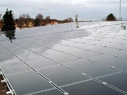 Photovoltaikanlage auf dem Dach der Turnhalle