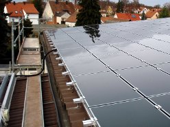 Bild der Solaranlage auf dem Dach der Turnhalle